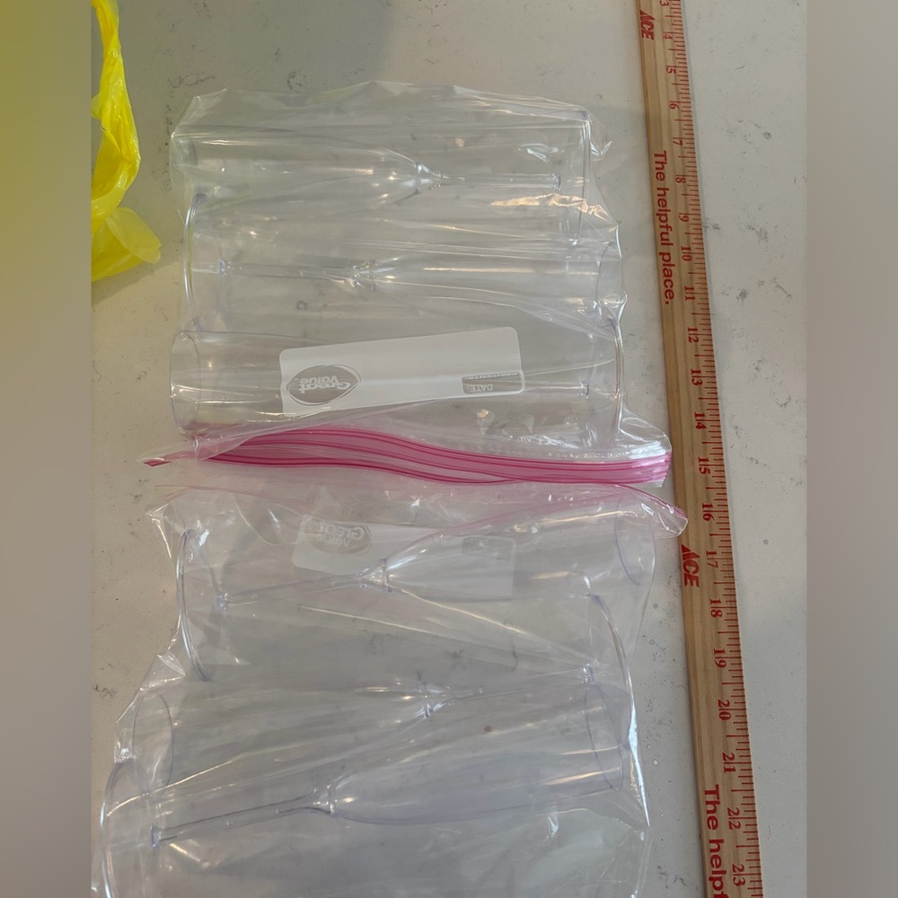 6 unused plastic champagne flutes